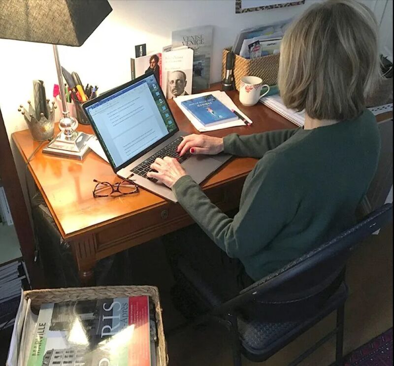 Une rédactrice au travail sur le texte d’un livre