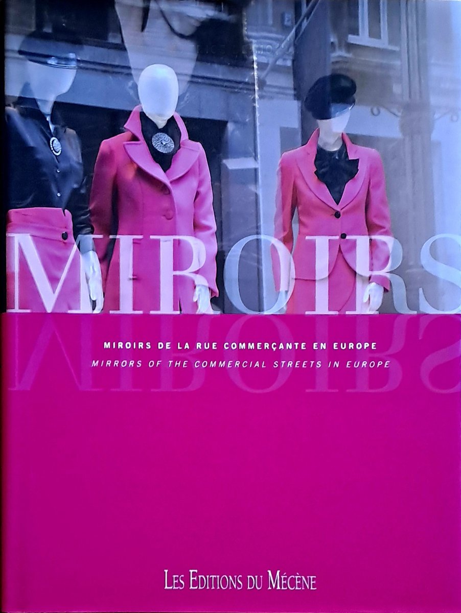 Miroirs de la rue commerçante en Europe